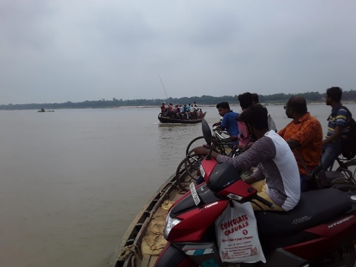 জামালপুরের শম্ভুপুর ঘাটে দামোদরে জীবনের ঝুঁকি নিয়ে চলছে খেয়া পারাপার