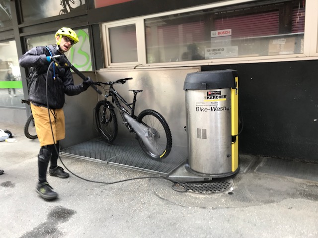 スイス・ツェルマットでマウンテンバイクを洗う機械