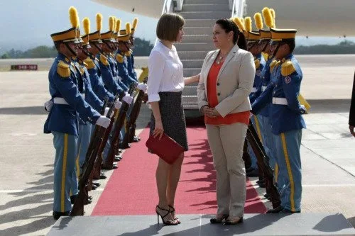 Queen Letizia of Spain arrives at Soto Cano Air Base on May 25, 2015 in Comayagua, Honduras. Queen Letizia started a two-day visit to Honduras to supervise Spanish cooperation programs in the country.