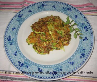 frittelle  alla piastra con zucchine e groviera profumate  alla menta  