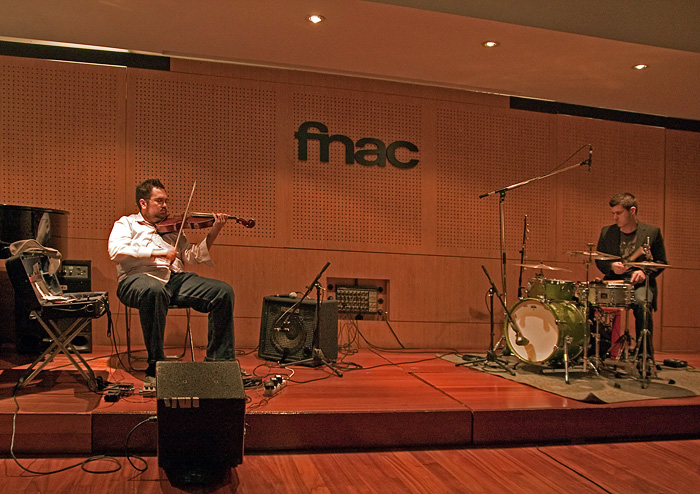 Concerto na FNAC À esquerda, José Valente em Viola de Arco e à direita o acompanhante na Bateria