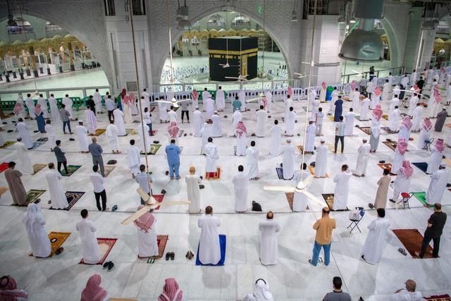 Seperti Ini Penampakan Sholat Subuh Berjamaah Perdana di Masjidil Haram di Tengah Pandemi Covid