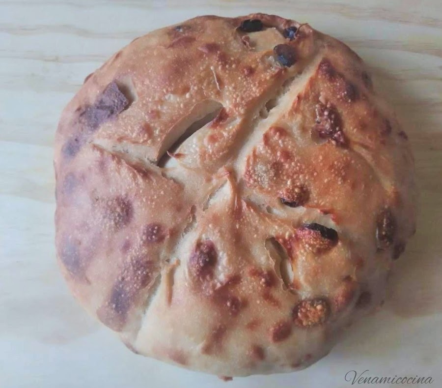 Pan rústico de pasas y nueces