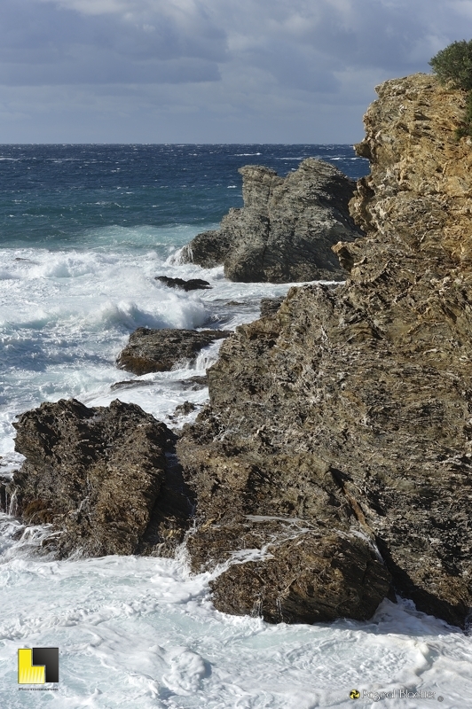 les rochers jaunes de l'ile de Gaou photo pascal blachier