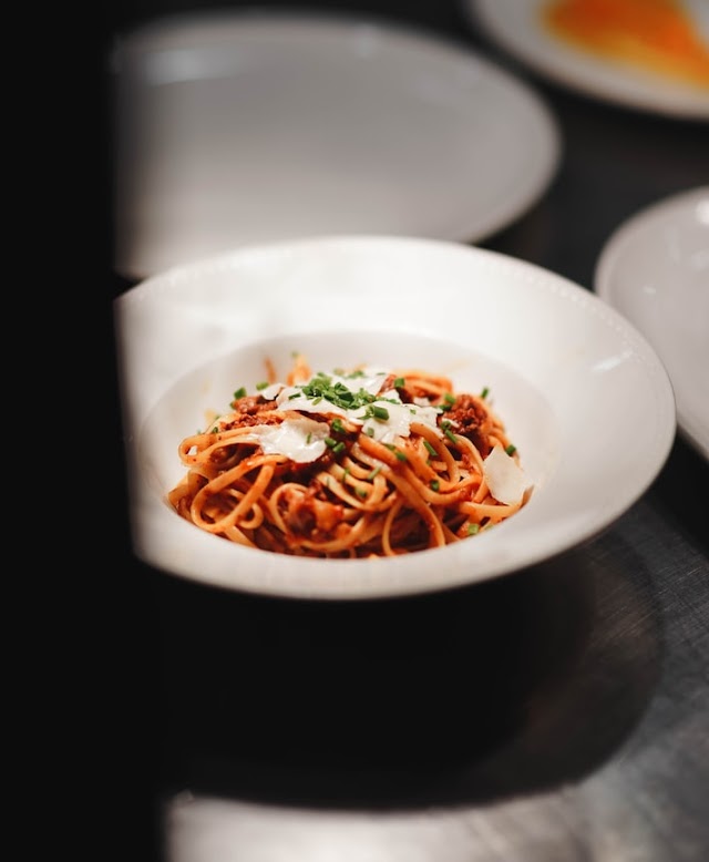 How do you make spaghetti with tomato sauce?