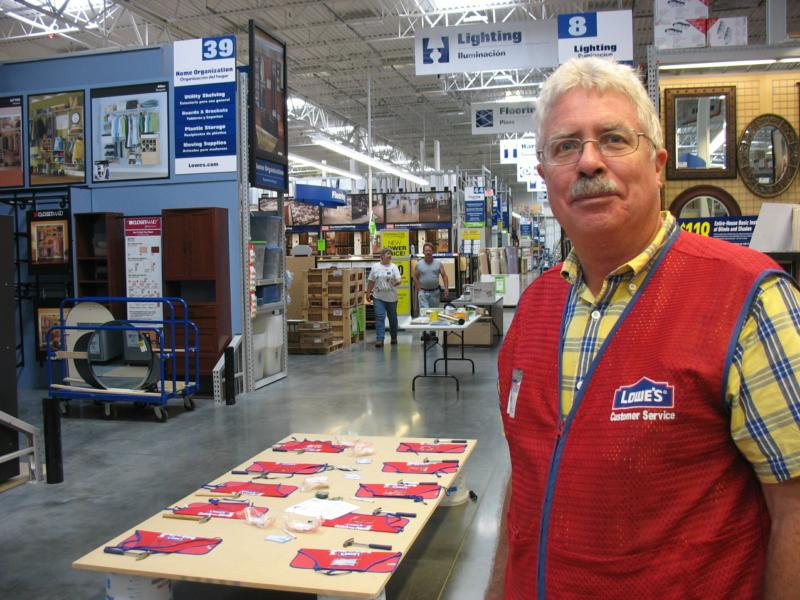 Lowes+Employee.png