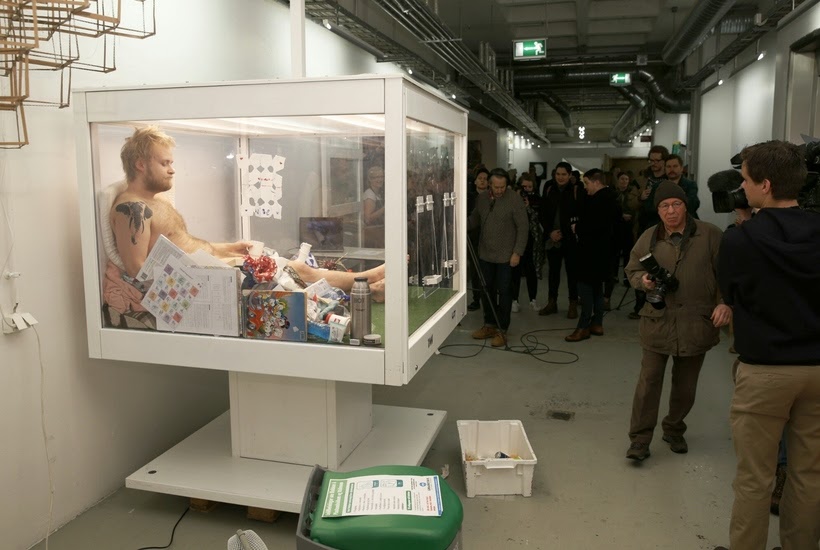 человек в стеклянном шкафу. девушка с чемоданом. раздетая девушка в стеклянном ящике. девушка в стеклянном кубе. стеклянный гроб.