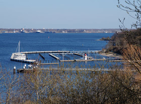 Küsten-Spaziergänge rund um Kiel, Teil 2: Der Ölberg in Mönkeberg. Der Blick auf den Hafen, die Seebrücke und den Leuchtturm lohnt den Aufstieg zum Berg.