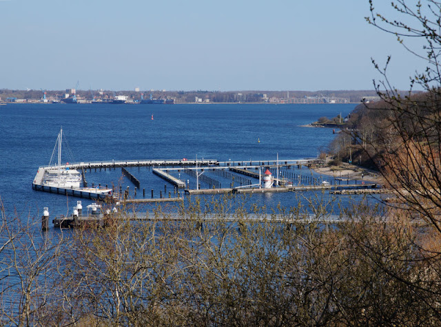 Küsten-Spaziergänge rund um Kiel, Teil 2: Der Ölberg in Mönkeberg. Der Blick auf den Hafen, die Seebrücke und den Leuchtturm lohnt den Aufstieg zum Berg.