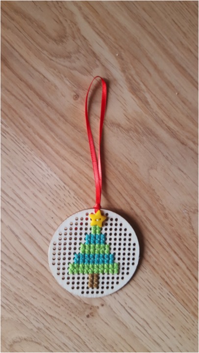 Cross stitched wooden Christmas tree ornament - with free pattern