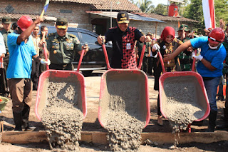 Gubernur Ganjar Pranowo  Lakukan Pengecoran Perdana TMMD Reg 105 Kodim Klaten Bersama Kasdam IV Diponegoro