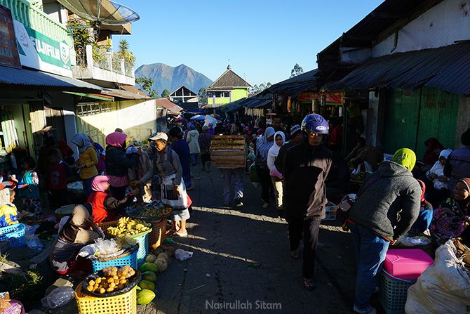 Keramaian pengunjung pasar Ngablak