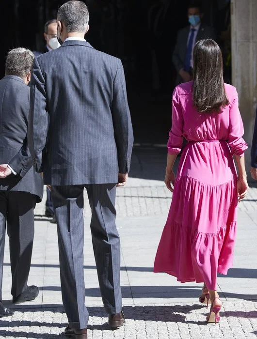 Queen Letizia wore a pink silk georgette maxi dress from Hugo Boss, and  python leather slingback red pumps from Carolina Herrera