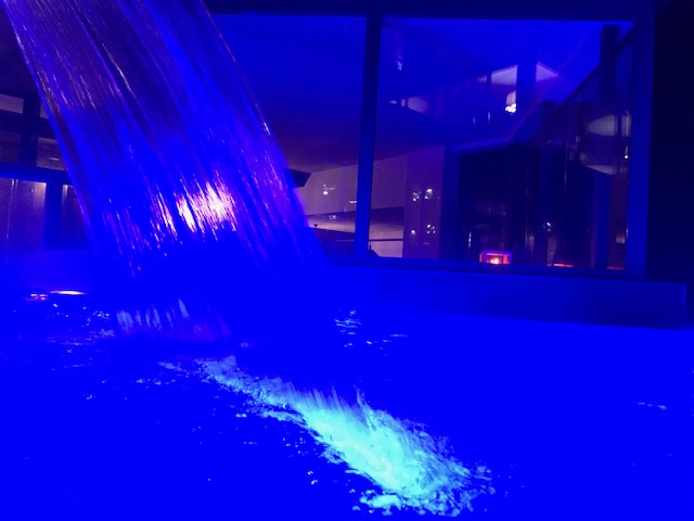 スイス・アデルボーデンのホテル・カンブリアンの夜のプール