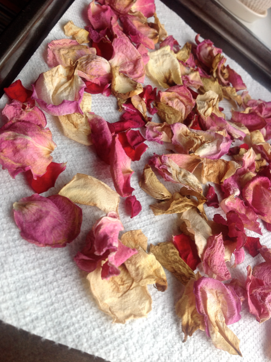 How the Glamorous get DIY Rose Potpourri