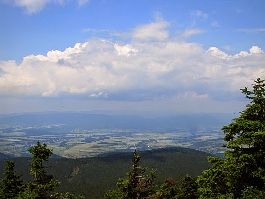 Panorama na zachód - Kotlina Kłodzka, a za nią Góry Bystrzyckie.