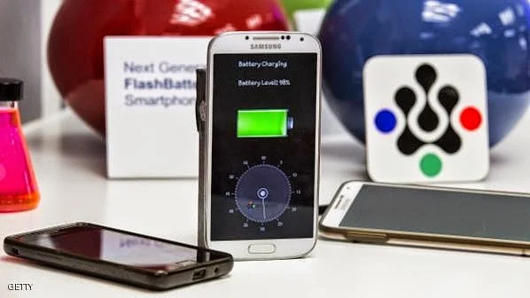 بطارية للهواتف الذكية من مادة الألمنيوم، يمكن شحنها في دقيقة واحدة.