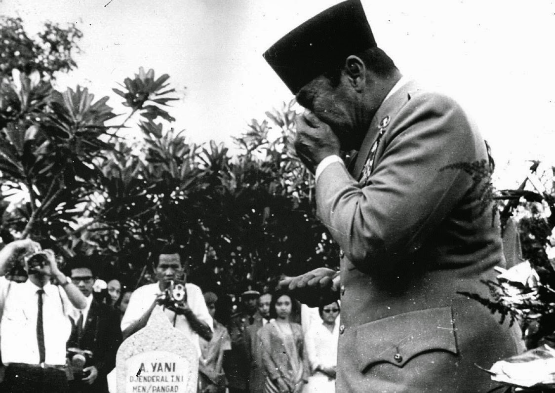 Indonesia Zaman Doeloe: Soekarno menangis di depan makam 