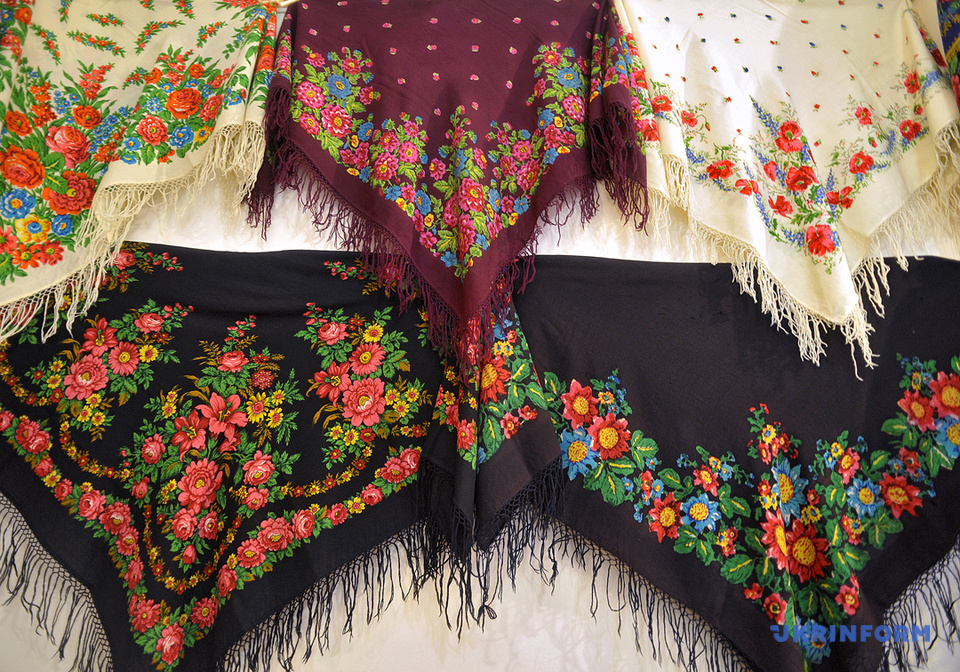 Выставка платков. Хустка платок. Платки на Ярмарке. Белорусский платок национальный.