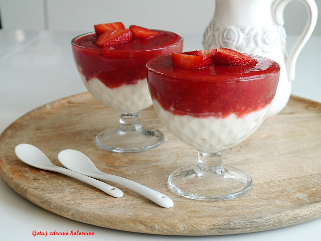Jogurtowy deser z musem truskawkowym - Czytaj więcej »