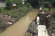 Plengsengan Sungai Ambrol Ancam Rumah Warga
