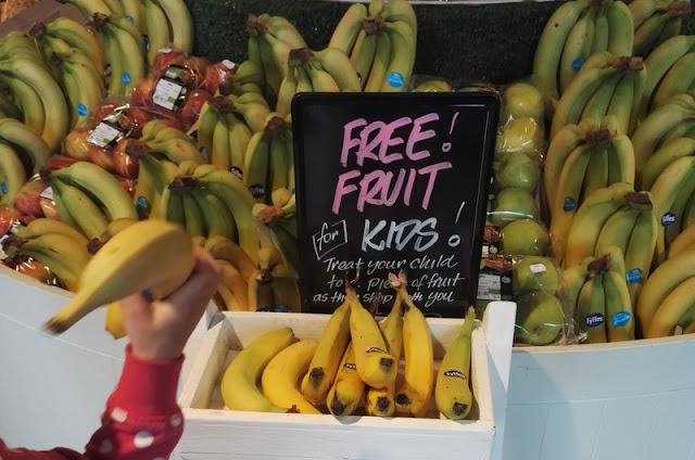 lapsille hedelmää välipalaksi kaupasta / Dublin, Irlanti