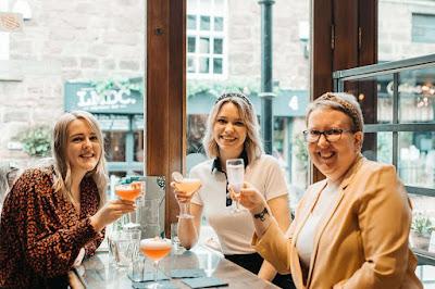 www.sunshinesarahxo.com Sarah and two friends smiling at the camera holding drinks