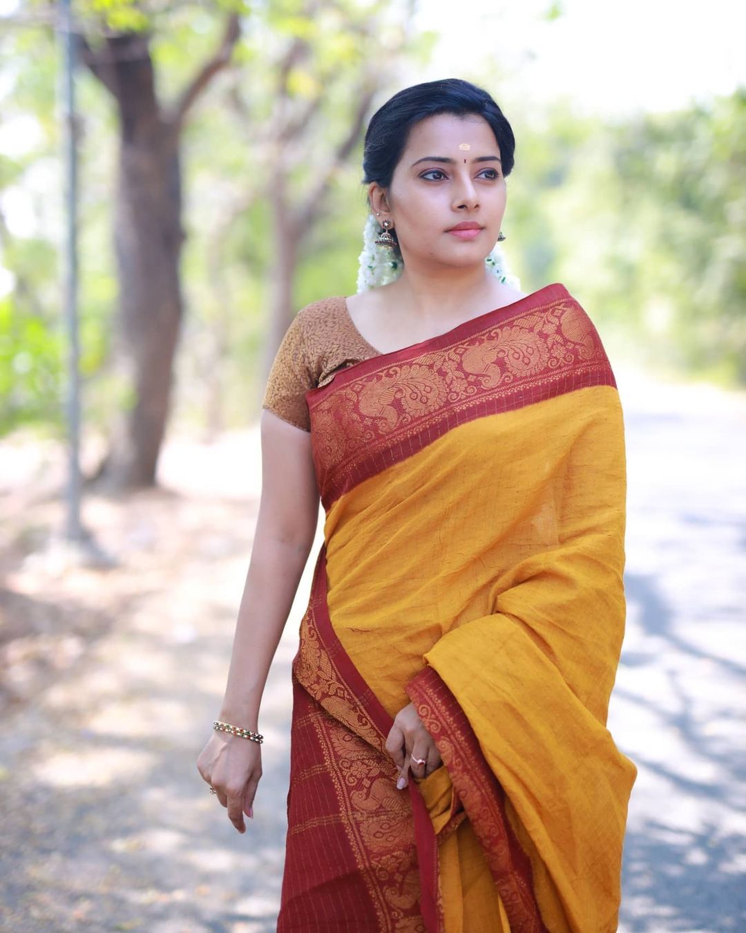 [Image: actress-shruthiraj-beautiful-traditional...3%2529.jpg]