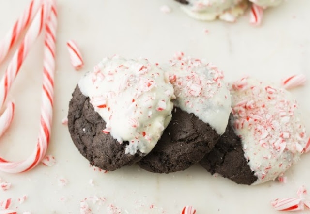 Dark Chocolate Candy Cane Cookies #cookies #desserts