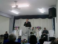 Pastor Rodrigo Ministrando a Palavra
