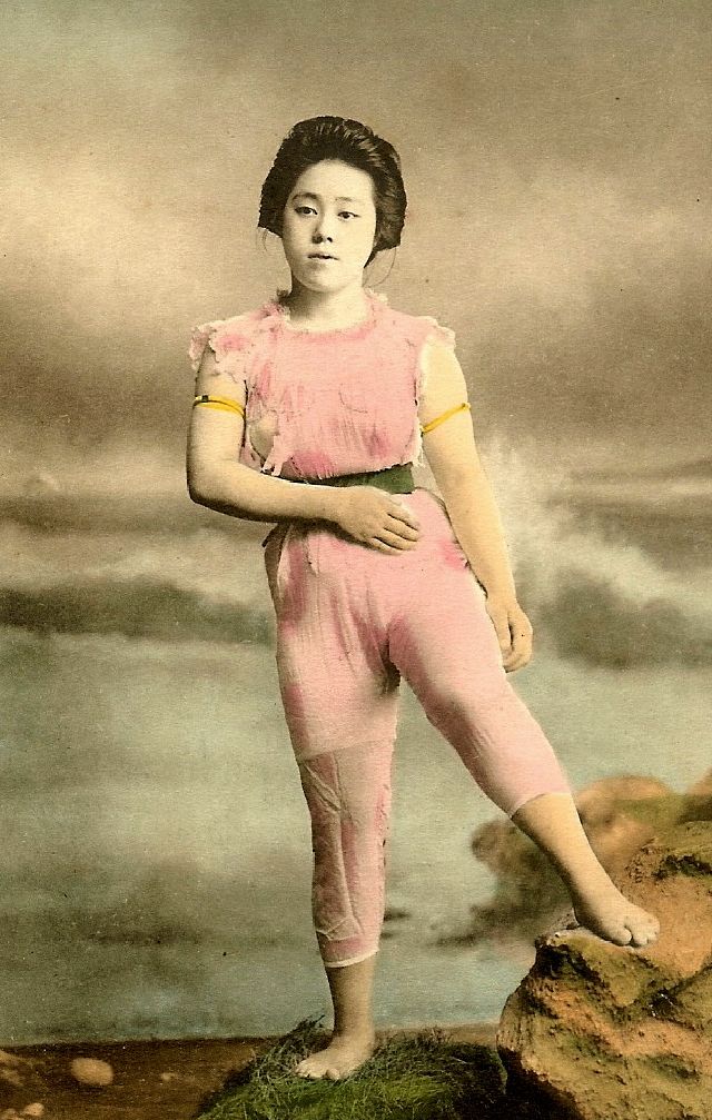 40 Colorized Photos of Japanese Bathing Beauties in the Early 20th