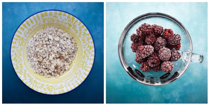 Membuat microwave blackberry crumble - langkah 3 Membuat Penghancur Blackberry Blackberry - Langkah 3 (Campuran Tepung Dicampur dengan Ujung Jari, Blackberry Ditambahkan ke Mug)