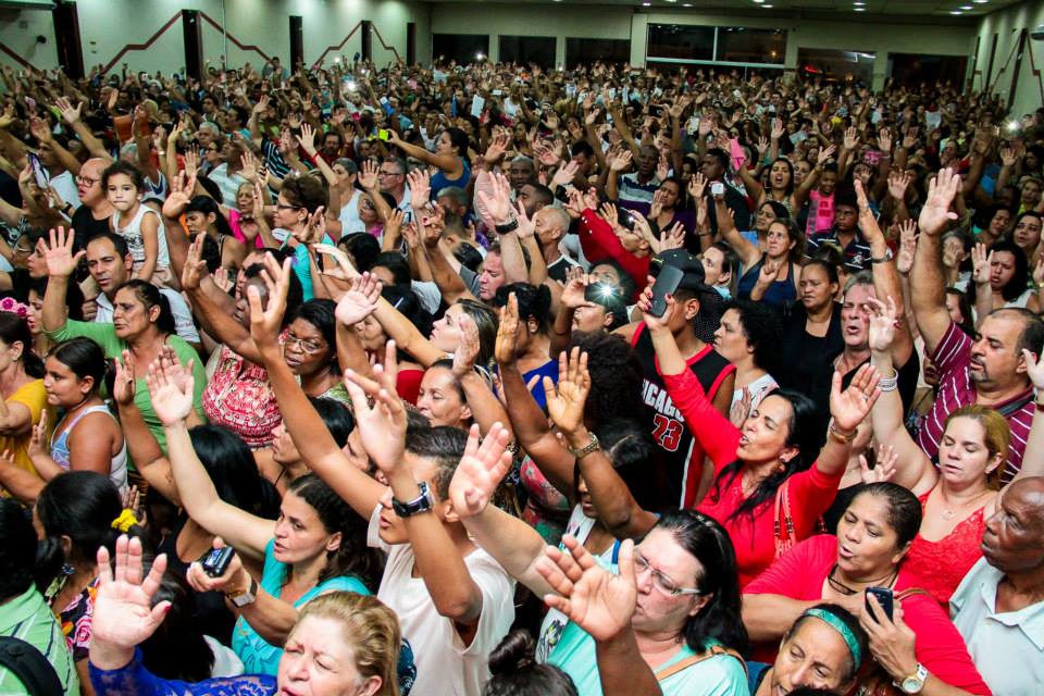 Está escrito que todo joelho se dobrará toda língua confesse dizendo que Jesus Cristo é o nosso sen