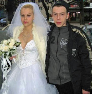 Hochzeit lustig - schönes Brautkleid, hässlicher Bräutigam ohne Anzug Hochzeit lustig - schönes Brautkleid, hässlicher Bräutigam ohne Anzug
