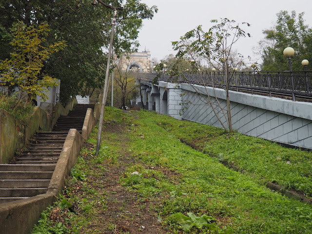 Владивосток - фуникулер и лестница вдоль него