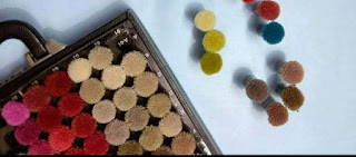 Teppichfarbe poms mit Pom-Box als Farbreferenzsystem