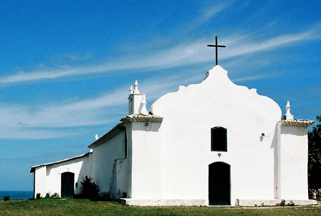 Igreja de Trancoso com o oceano mais ao fundo