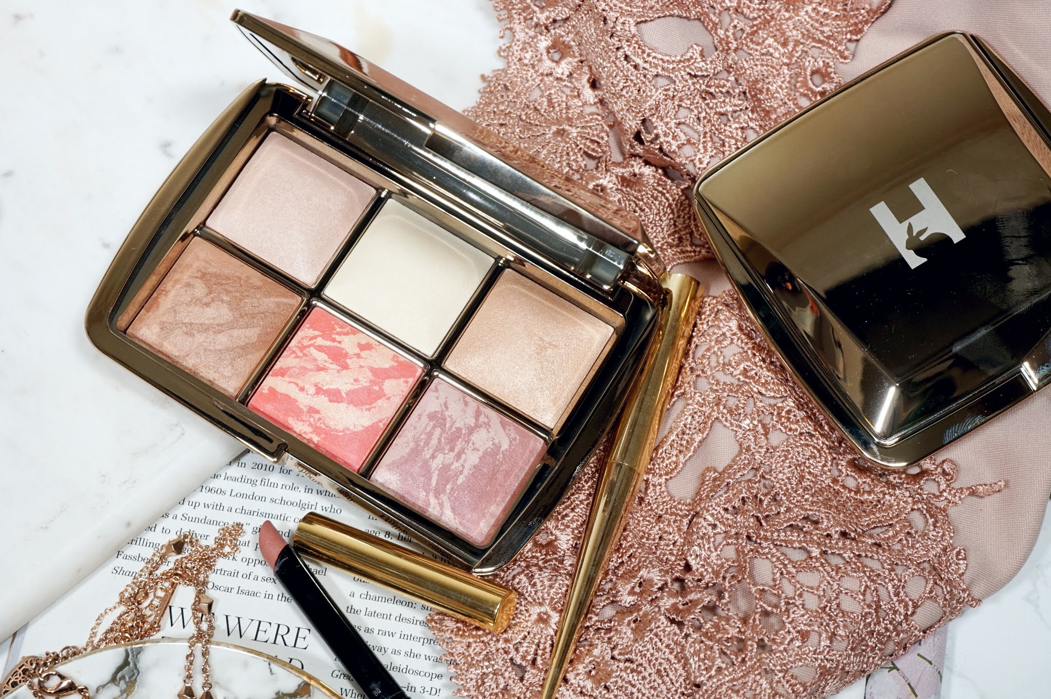 Review Hourglass Ambient Lighting Edit - Sculpture | PRETTY IS MY PROFESSION