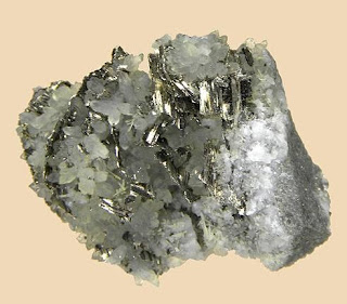 Batu Calaverite mengandung emas