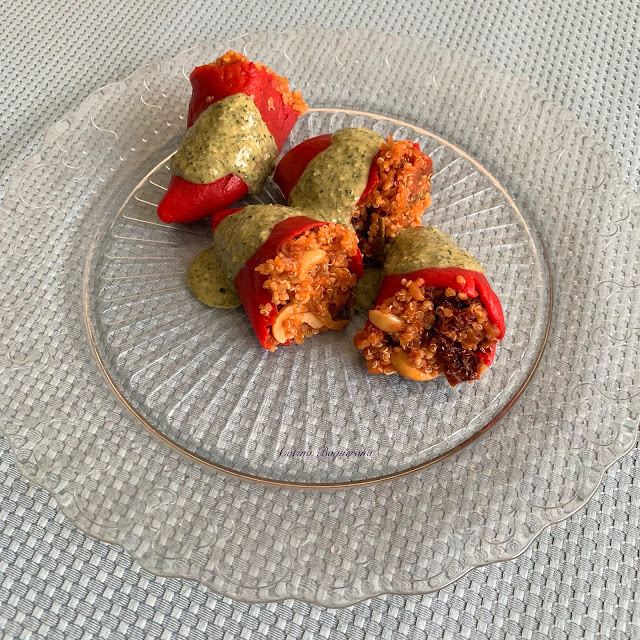 Pimientos del piquillo rellenos de quinoa con salsa pesto de coco