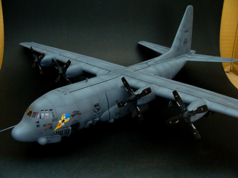 XH007 AMT 1/72 maquette avion 8690 Lockheed AC-130H Spectre
