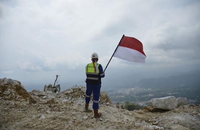 karyawan Semen Padang mengibarkan bendera Merah Putih