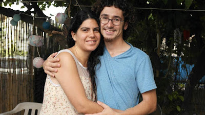 "El amor me llevó a convertirme al judaísmo" El amor nos hace mejores personas a casi todos, pero a unos pocos, como el periodista Paul Sánchez Keighley, incluso los judaíza. Nacido en 1991 en la Sudáfrica del Appartheid, donde vivían su madre inglesa y su padre español, con seis años fue a Cataluña y después a terminar la carrera de periodismo a Israel, con una beca. Allí conoció a Sivan Kashi. El amor, el trabajo y la guerra iban a cambiar en él muchas cosas.