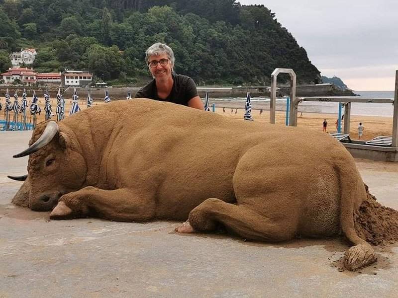 Realistic sand sculpture by Andoni Bastarrika