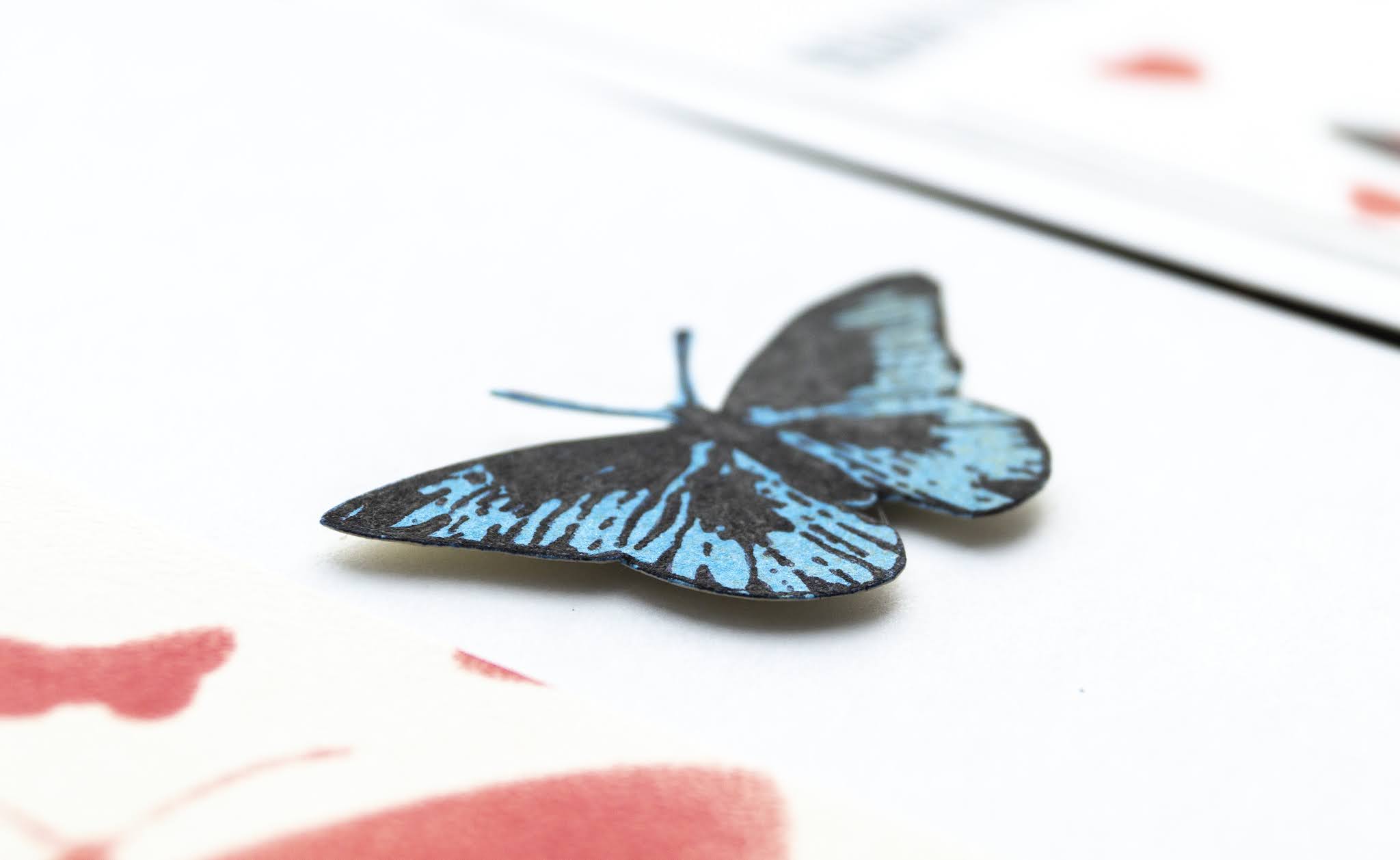 Летающая бабочка из бумаги. Летающая бабочка в открытку. Бабочки АТС. Открытка с летающей бабочкой золотой. Открытки с бабочками Скрапбукинг.