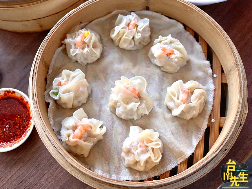 台南小籠湯包/自製麵糰不含防腐劑/嚴選當天採買新鮮豬肉/手工現包用料實在/天然健康無人工添加物/用餐時段必客滿