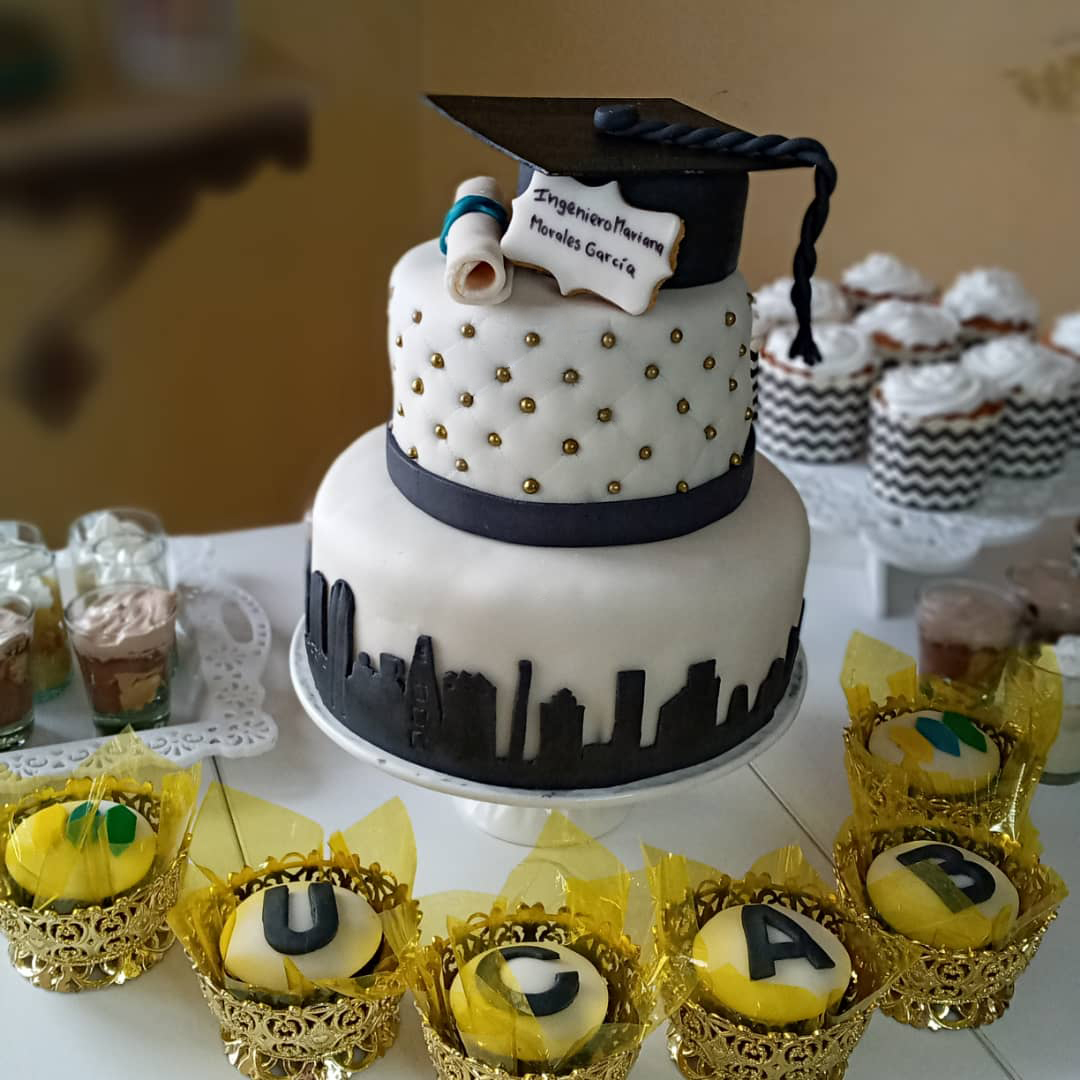 Pastel y mesa de dulces para graduación - Avila's Cake