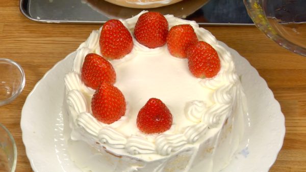 Christmas Cake Recipe (Strawberry Sponge Cake) Christmas Cake Recipe (Strawberry Sponge Cake)