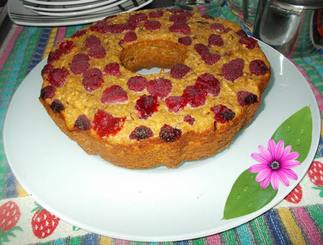 Bolo de aveia com iogurte maçã e framboesas Bolo de aveia com iogurte maçã e framboesas