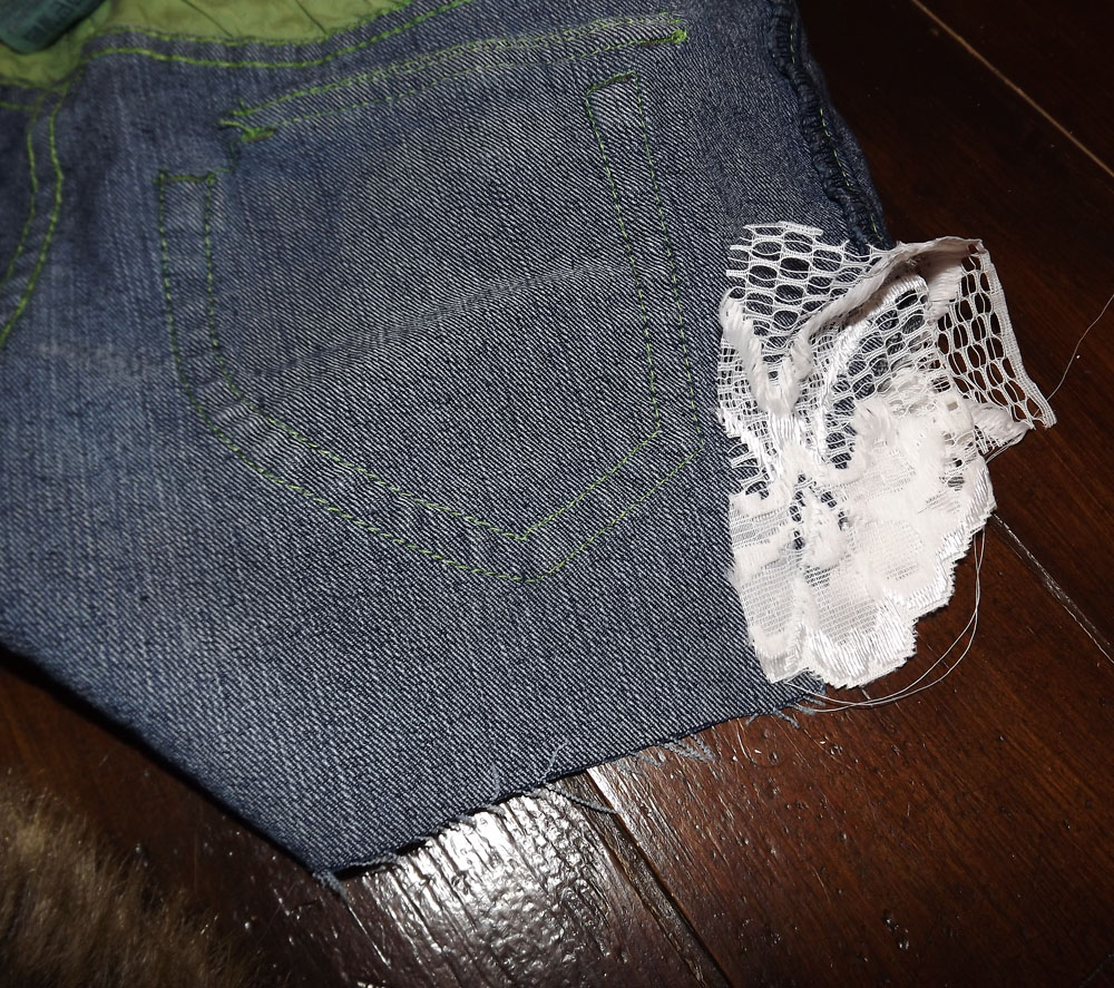 Petite-Fashionista: DIY - How To Add Lace To Denim Shorts